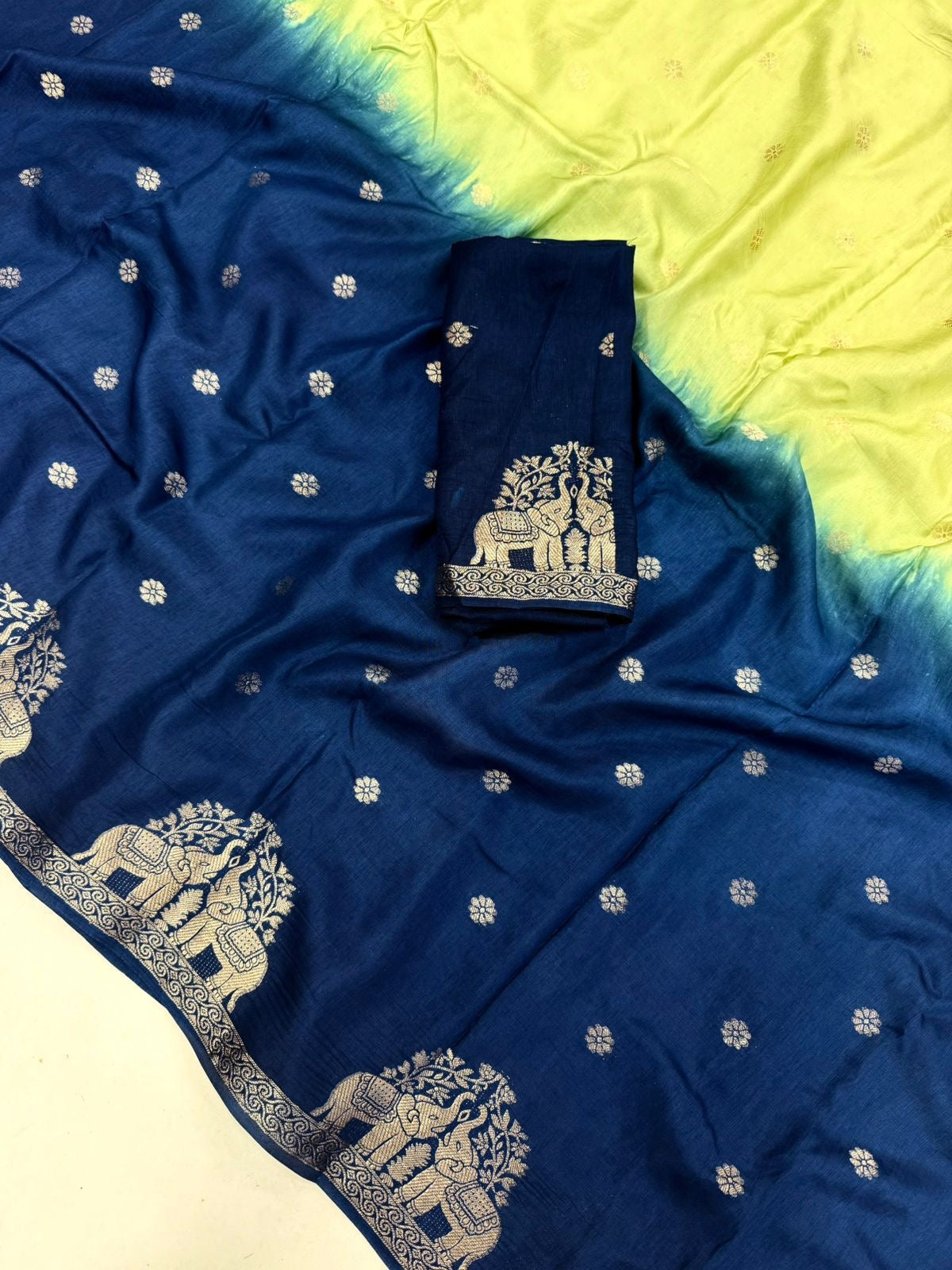 2DPure Muslin Silk Shaded Saree With Running Blouse