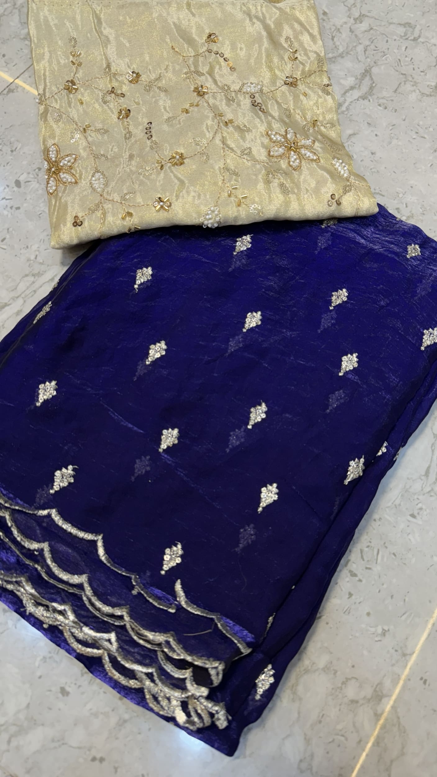 Space Silk with scallop border