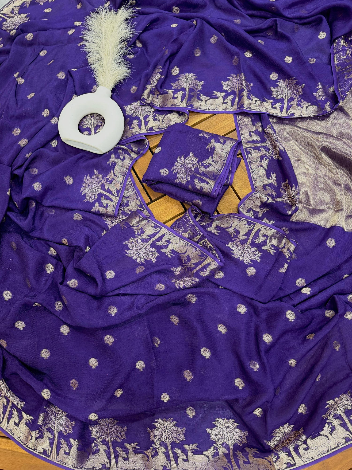 Pure soft Viscose dola Crepe silk fabric chit pallu saree with deer zari border