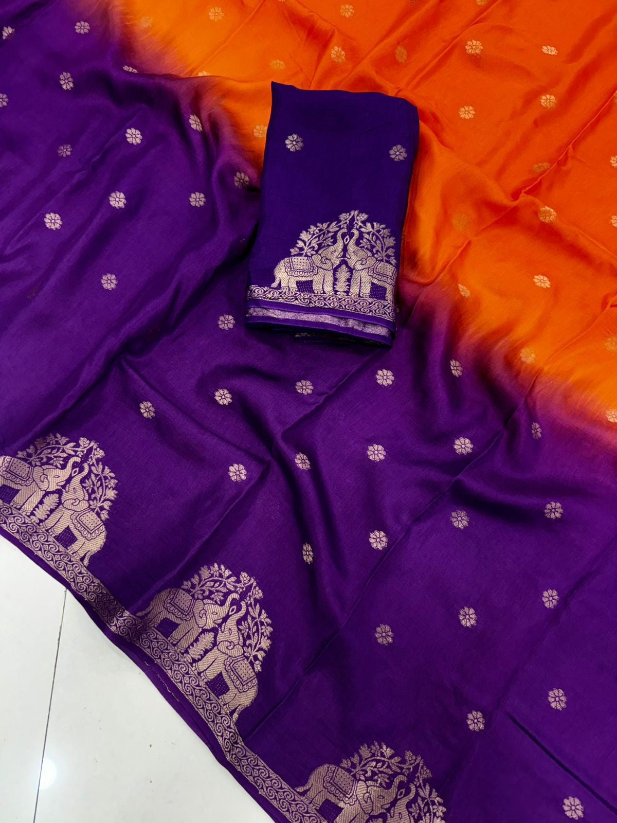 2DPure Muslin Silk Shaded Saree With Running Blouse