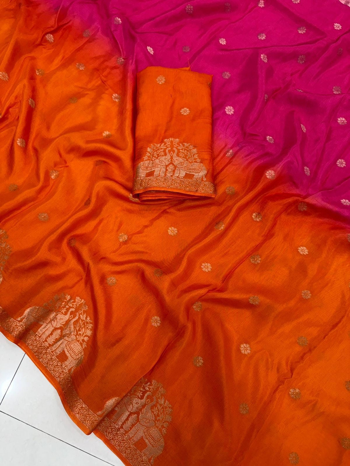 2DPure Muslin Silk Shaded Saree With Running Blouse