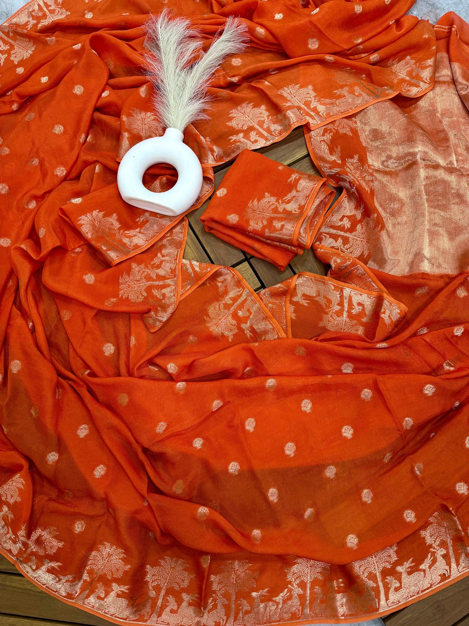 Pure soft Viscose dola Crepe silk fabric chit pallu saree with deer zari border
