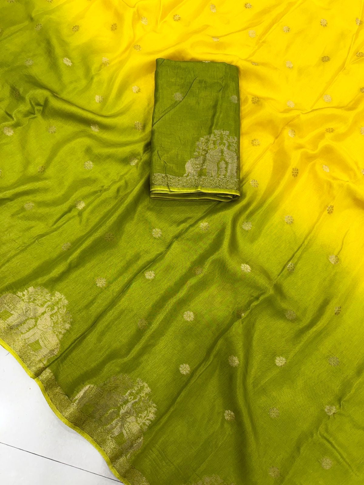 2DPure Muslin Silk Shaded Saree With Running Blouse