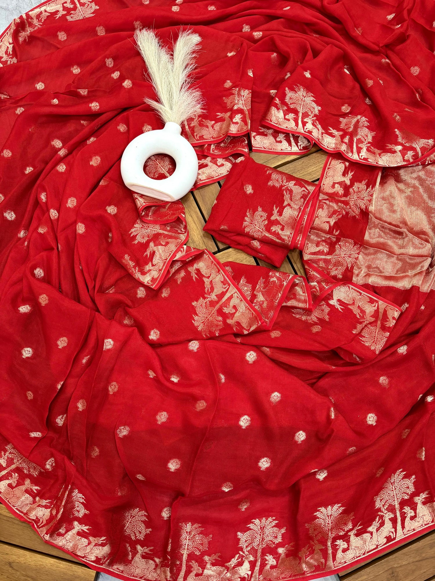 Pure soft Viscose dola Crepe silk fabric chit pallu saree with deer zari border
