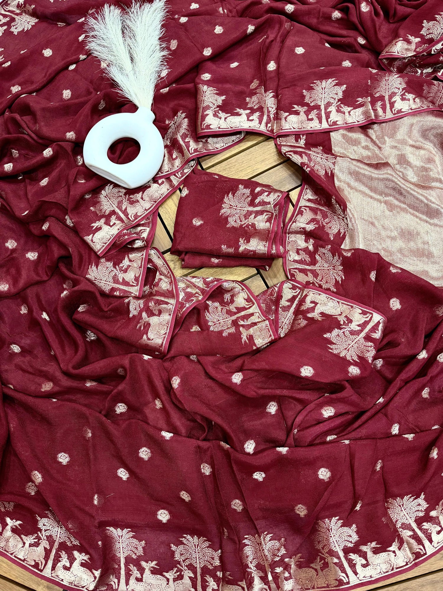 Pure soft Viscose dola Crepe silk fabric chit pallu saree with deer zari border