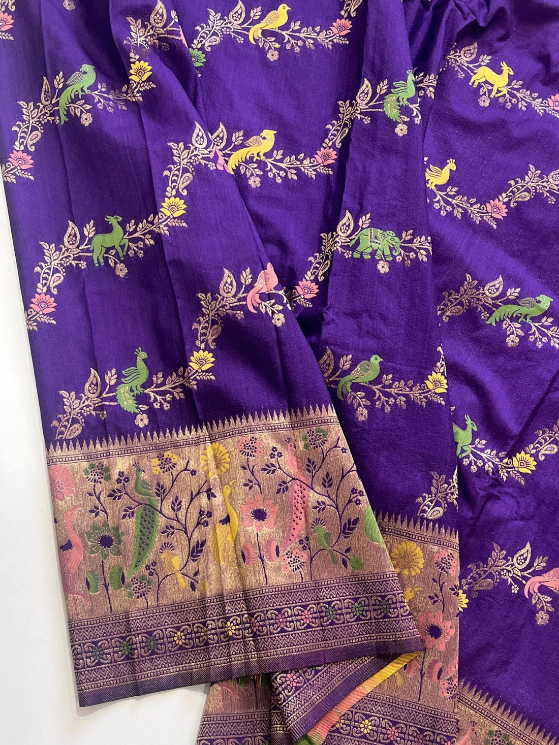 Premium Banarasi saree with paithani border